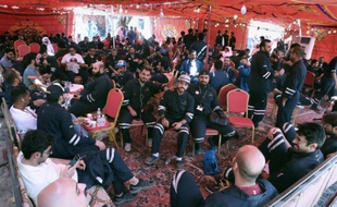 Des employés du du secteur pétrolier au siège de leur syndicat à Al-Ahmadi à 35 km de Koweït City, le 19 avril 2016