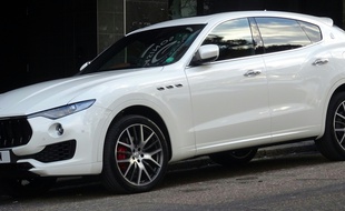 Une Maserati Levante, comme celle que le futur marié conduisait vendredi soir à Thionville, avant heurter un muret.