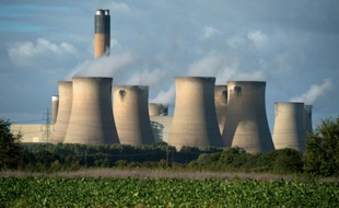 Des tours de refroidissement dans la centrale de charbon près de Selby, au nord de l'Angleterre, le 25 septembre 2015