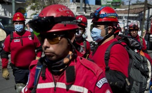 Des équipes de secours arrivent à la maternité de Cuajimalpa, détruite par une explosion de gaz, le 29 janvier 2015