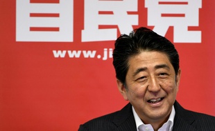 le Premier ministre japonais Shinzo Abe a annoncé mercredi un plan de relance massif de plus de 28.000 milliards de yens (240 milliards d'euros) pour soutenir la troisième économie du monde,