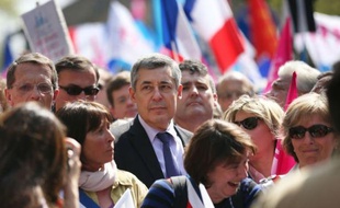 Le député UMP Henri Guaino a dénoncé dimanche "un chiffre mensonger" et a accusé le gouvernement de "ridiculiser la police" après que la préfecture de police a estimé à 45.000 le nombre de manifestants qui ont défilé à Paris contre le mariage homosexuel.