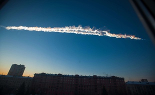 Signe du passage d'une météorite au-dessus de la ville russe de Chelyabinsk, le 15 févirer 2013.