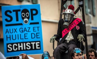 Plusieurs milliers de personnes ont manifesté samedi dans la Drôme et le Jura contre l'exploration et l'exploitation du gaz de schiste, à l'occasion de la journée internationale contre le "fracking" qui a également rassemblé quelques centaines d'opposants à Lille et Toulouse.
