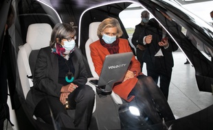 Valérie Pécresse, présidente de la région Ile-de-France et Catherine Guillouard, PDG de la RATP à bord de VoloCity en 2020.