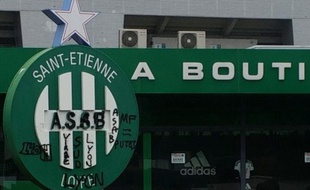 Le logo du club stéphanois, situé devant la boutique des Verts, a été tagué dans la nuit de lundi à mardi.
