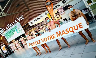 Des employés d'un hypermarché Leclerc ont pris la pose pour inciter au port du masque