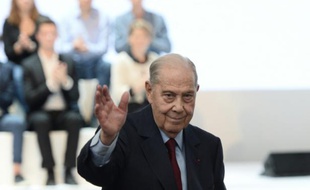 L'ancien ministre de la Défense, Charles Pasqua, salue les participants du congrès fondateur des Républicains, le 30 mai 2015