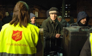 Distribution de repas aux SDF par l'Armée du salut, à Paris.