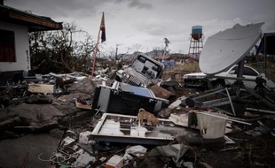 Déchirée, Maria Adelfa Jomerez a abandonné les corps de ses proches tués par le typhon Haiyan. Comme elle, de nombreux sinistrés désespérés veulent quitter, à tout prix, l'une des zones les plus dévastées des Philippines.