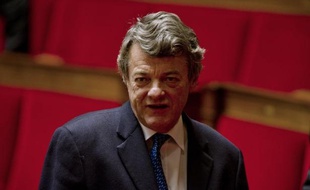 Jean-Louis Borloo, ardent défenseur d'un tournant social du gouvernement, s'est invité mercredi au sommet social voulu par le président Sarkozy en rappelant ses propositions avant de réaffirmer sa volonté de peser dans la majorité par la voie parlementaire.