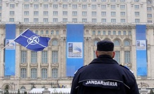 Réunis dans un gigantesque palais, symbole de la folie des grandeurs du défunt dictateur communiste Nicolae Ceausescu, les dirigeants de l'Otan devaient aussi négocier sur un élargissement immédiat à plusieurs pays des Balkans.