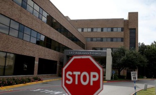 L'entrée de l'hopital à Dallas où a été traité le patient Thomas Eric Duncan décédé du virus Ebola, le 8 octobre 2014