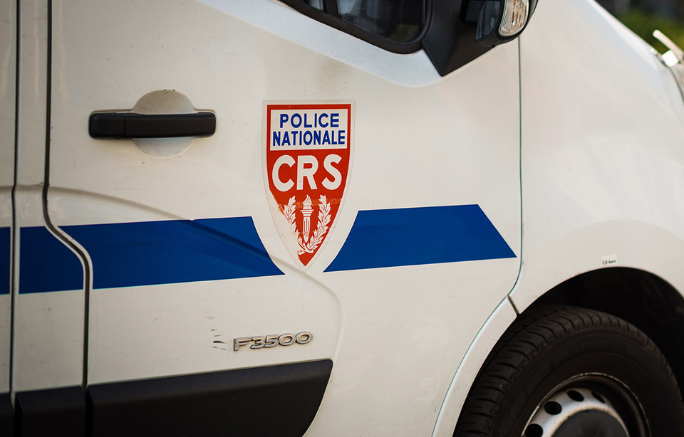 Trois CRS jugés pour violences et faux en écriture publique à Calais