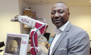 Le patron et fondateur de Medtech, Bertin Nahum, avec un de ses robots d'assistance chirurgicale à Castelnau-le-Lez (Hérault) le 7 janvier 2014