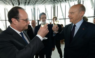 Le maire de Bordeaux Alain Juppé (d) et le président François Hollande trinquent le 31 mai 2016, lors de l'inauguration de la Cité du Vin à Bordeaux