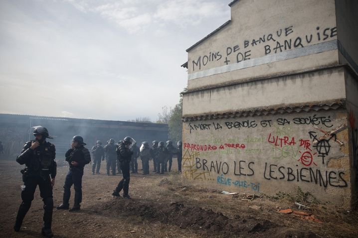 Des gendarmes montent la garde alors qu'ils travaillent à l'évacuation d'un camp de ZAD établi par des militants environnementaux protestant contre le projet d'autoroute A69, le 22 octobre 2023.