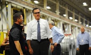 Mitt Romney a soigneusement évité de s'engager dans une controverse sur l'avortement jeudi, esquivant les questions avec discipline pour ne pas diluer son message: l'économie.