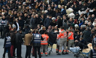 Arrivée des victimes blessées à la cérémonie d'hommage national aux victimes des attentats de Paris et Saint-Denis, le 27 novembre 2015 aux Invalides à Paris