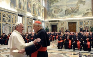 Le pape François a cherché vendredi à galvaniser les cardinaux et les fidèles, en leur insufflant son optimisme pour qu'ils ne se découragent pas devant les difficultés affrontées par l'Eglise.