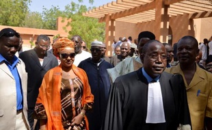 L'épouse de Hama Amadou (2è g), ancien Premier ministre du Niger, sort le 2 janvier 2015 du tribunal correctionnel de Niamey en compagnie de l'avocat de son mari, Me Mossi Boubacar (2è d)