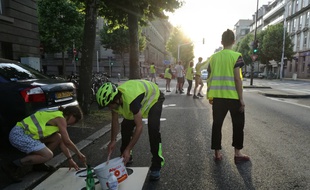 Les jeunes membres du collectif Velorution ont réalisé par eux-mêmes un marquage destiné aux cyclistes sur l'avenue des Vosges.
