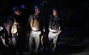 Des policiers afghans devant le Park Palace, une résidence attaquée le 13 mai 2015 par des talibans à Kaboul