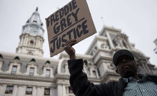 Un manifestant à Philadelphie réclame la justice pour Freddie Gray, le 30 avril 2015.