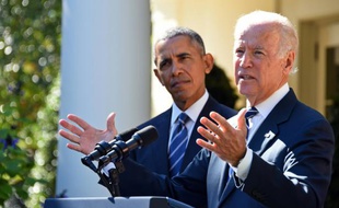Le vice-président américain Joe Biden (d) avec le président Barack Obama, à Washington le 21 octobre 2015