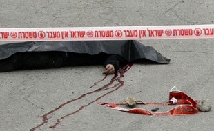 Le corps d'un Palestinien qui aurait été achevé par un soldat israélien alors qu'il était à terre, le 24 mars 2016, à Tel Rumeida, un quartier de la ville d'Hébron