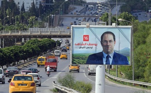 Une affiche électorale du candidat à la présidentielle Youssef Chahed, à Tunis