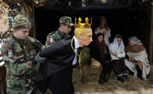 Un homme portant un masque de Vladimir Poutine joue le rôle du roi Hérode dans une crèche vivante installée à Lviv, dans l'ouest de l'Ukraine, le 6 janvier 2015