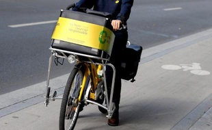 Une factrice de La Poste à Paris en 2008