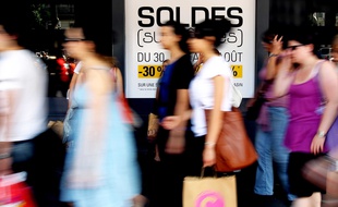 Les soldes d'été débutent mercredi 25 juin à Paris.