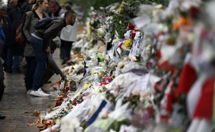 Depuis la nuit de vendredi à samedi, le périmètre des attaques perpétrées dans le centre de Paris est jonché de fleurs, bougies et nombreux messages de paix. Les victimes sont progressivement rendues à leurs familles, qui vont pouvoir organiser leurs funérailles.
