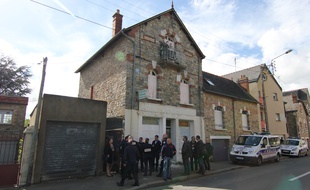 L'avocate des occupants et un policier ont pu pénétrer dans la maison de Maryvonne, rue de Châtillon.