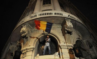 Environ 10.000 Roumains ont manifesté lundi dans une quarantaine de villes pour réclamer la démission du président Traian Basescu et protester contre la dégradation de leurs conditions de vie, sans qu'aucun incident notable ne soit enregistré, a annoncé mardi la police.
