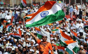Le parlement indien s'est réuni mardi en session spéciale pour voter sur un projet de loi controversé anti-corruption, qui prévoit notamment la création d'un médiateur de la République, alors que le militant charismatique Hazare entamait une nouvelle grève de la faim.