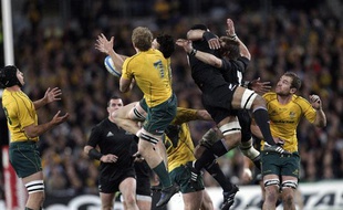 Les Australiens et les Neo-Zélandais à la bataille lors du dernier Tri-Nations, le 11 septembre 2011
