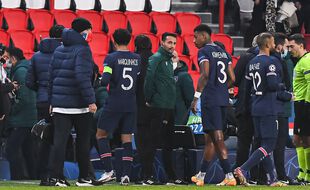 L'arbitre roumain Sebastian Coltescu (au centre, en vert), est l'homme incrimé dans l'affaire de racisme lors de PSG-Basaksehir.