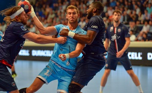Romain Briffe, ici pris dans la tenaille du PSG, devrait effectuer son retour en LNH en mai.