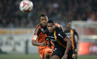 Le défenseur de Lens Loïck Landre (à droite) lors du match entre Lorient et Lens le 22 novembre 2014.