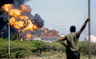 L'incendie provoqué par une énorme explosion dans la principale raffinerie pétrolière du Venezuela se poursuivait dimanche matin, plus de 30 heures après l'accident qui a fait 39 morts, ont constaté des journalistes de l'AFP.
