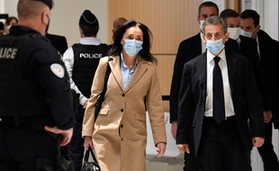 Paris, le 23 Novembre 2020. Nicolas Sarkozy arrive au tribunal judiciaire de Paris, accompagné de son avocate Jacqueline Laffont.