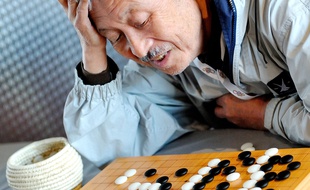 Un joueur de go à Lille, en 2012.