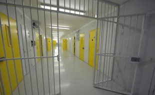 Le Conseil constitutionnel examinera mardi matin en audience publique la possibilité dans le droit français de sanctionner d'une peine d'emprisonnement le séjour irrégulier, qui est contestée par plusieurs associations de soutien aux sans-papiers.