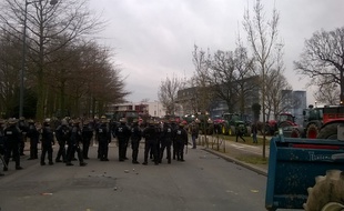 La tension est monté d'un cran en milieu d'après-midi devant la préfecture d'Ille-et-Vilaine à Rennes.