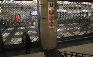 Un accès au métro fermé à cause de la grève, à Paris, le 13 décembre 2019.