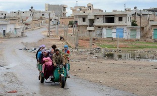 Des bombardements et de violents combats faisaient rage vendredi notamment à la frontière turque poussant en 24 heures 11.000 Syriens à fuir le conflit qui ensanglante leur pays depuis bientôt 20 mois.