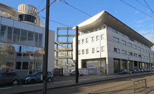 Le CHU de Nantes depuis le boulevard Monnet/